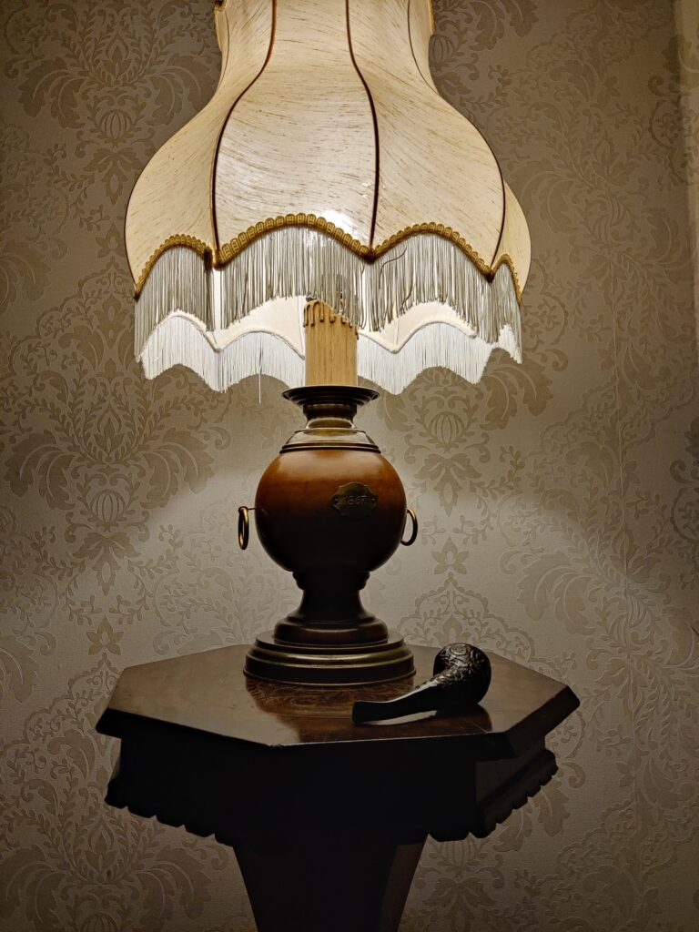 Une vieille lampe sur un guéridon