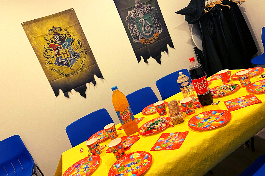 une photo d'une table d'anniversaire avec un goûter et une décoration harry potter